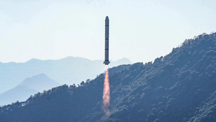 Un cohete Long March-2C, que transporta el satélite Sonda Einstein, despega del Centro de Lanzamiento de Satélites de Xichang en Xichang, en la provincia suroccidental china de Sichuan, el 9 de enero de 2024. (STR/AFP vía Getty Images).