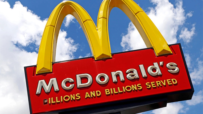 El cartel fuera de un restaurante McDonald's en Pittsburgh el 25 de junio de 2019. (Gene J. Puskar/Foto AP)