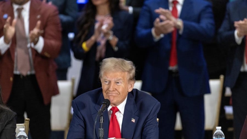 El expresidente de EE. UU. y candidato presidencial republicano, Donald Trump, habla durante una mesa redonda con líderes de la comunidad latina en el resort Trump National Doral Miami, en Miami, Florida, EE. UU., el 22 de octubre de 2024. (CRISTOBAL HERRERA-ULASHKEVICHEFE/EPA)