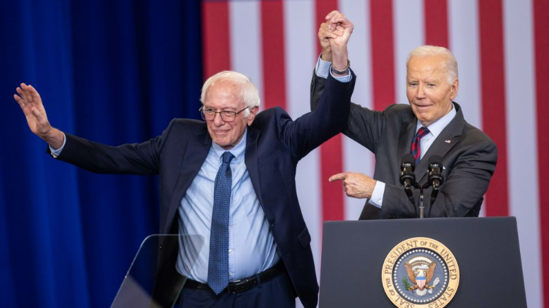 El senador Bernie Sanders (I-Vt.) se une al presidente Joe Biden en el escenario tras pronunciar un discurso en el NHTI Concord Community College el 22 de octubre en Concord, NH. (Scott Eisen/Getty Images)