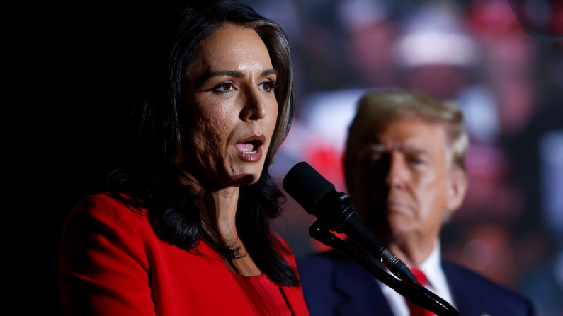 La excongresista Tulsi Gabbard habla mientras el expresidente Donald Trump escucha en un mitin de campaña en el Greensboro Coliseum de Greensboro, Carolina del Norte, el 22 de octubre de 2024. (Anna Moneymaker/Getty Images)