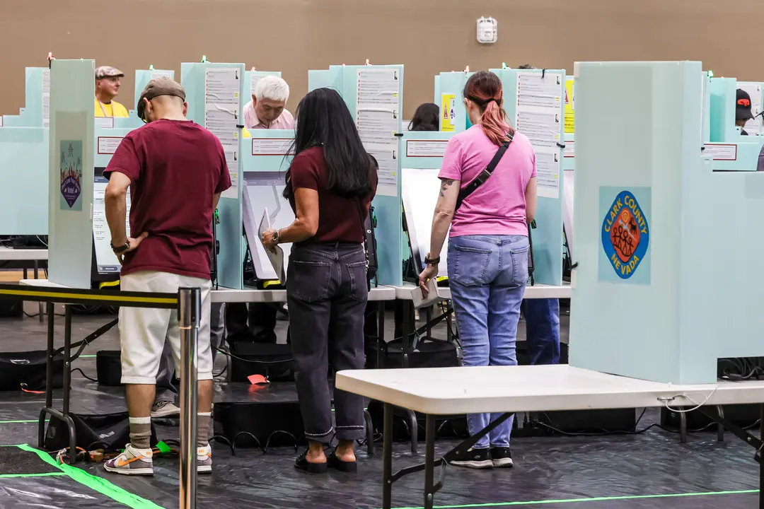 La gente vota en el primer día de votación anticipada en persona en el Centro Comunitario Desert Breeze en Las Vegas el 19 de octubre de 2024. (Ethan Miller/Getty Images)