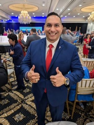 Richard Vega, pastor, asiste a la mesa redonda «Latino Americans for Trump» en Miami el 22 de octubre de 2024. (Jacob Burg/The Epoch Times)