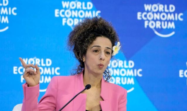 La activista Masih Alinejad habla en el Foro Económico Mundial de Davos, Suiza, el 19 de enero de 2023. (Markus Schreiber/AP)