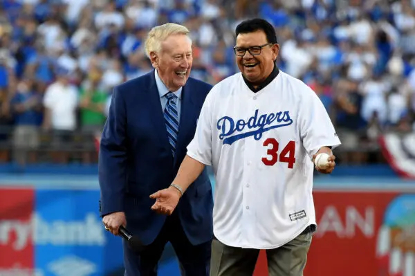 El exlocutor de los Dodgers de Los Ángeles Vin Scully habla con el exjugador de los Dodgers de Los Ángeles Fernando Valenzuela antes del primer lanzamiento ceremonial antes del segundo juego de la Serie Mundial 2017 entre los Astros de Houston y los Dodgers de Los Ángeles en el Dodger Stadium en Los Ángeles el 25 de octubre de 2017. (Jayne Kamin-Oncea/Pool/Getty Images)