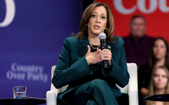 La vicepresidenta de EE.UU. y candidata presidencial demócrata Kamala Harris habla durante una conversación moderada con la exrepresentante de EE.UU. Liz Cheney (fuera de la imagen) en el Centro Sharon Lynne Wilson para las Artes en Brookfield, Wisconsin, el 21 de octubre de 2024. (Kamil Krzaczynski/AFP vía Getty Images)