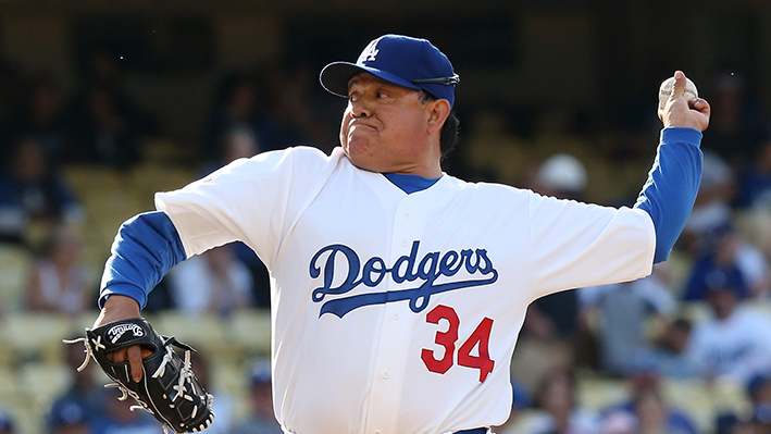 El exlanzador de los Dodgers de Los Ángeles Fernando Valenzuela realiza un lanzamiento contra los Yankees de Nueva York para un partido de Old Timers antes del partido entre los Bravos de Atlanta y los Dodgers de Los Ángeles en el Dodger Stadium el 8 de junio de 2013 en Los Ángeles, California. (Stephen Dunn/Getty Images)