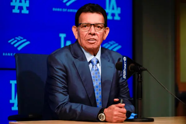 El exlanzador de los Dodgers de Los Ángeles Fernando Valenzuela habla durante una conferencia de prensa antes de la ceremonia de retiro de su camiseta en un partido de béisbol entre los Dodgers y los Rockies de Colorado en Los Ángeles el 11 de agosto de 2023. (Ryan Sun/Foto AP)