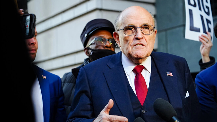 Rudy Giuliani, exabogado del expresidente Donald Trump, abandona el Tribunal de Distrito de EE. UU. E. Barrett Prettyman tras la deliberación del jurado en Washington el 15 de diciembre de 2023. (Madalina Vasiliu/The Epoch Times)