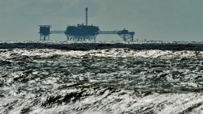 Una plataforma de perforación de petróleo y gas se encuentra cerca de la isla Dauphin, Alabama, en el Golfo de México, el 5 de octubre de 2013. (Steve Nesius/Reuters)