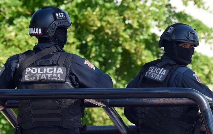 Policías hacen guardia en el área donde hombres armados libraron una batalla campal contra las fuerzas de seguridad mexicanas en Culiacán, estado de Sinaloa, México, el 18 de octubre de 2019. (Alfredo Estrella/AFP vía Getty Images)