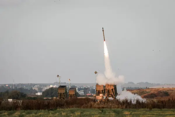 Fuerzas militares israelíes disparan cohetes desde el sistema de defensa Cúpula de Hierro para interceptar cohetes lanzados desde la Franja de Gaza, cerca de Sderot, el 13 de mayo de 2023. (Menahem Kahana/AFP vía Getty Images)