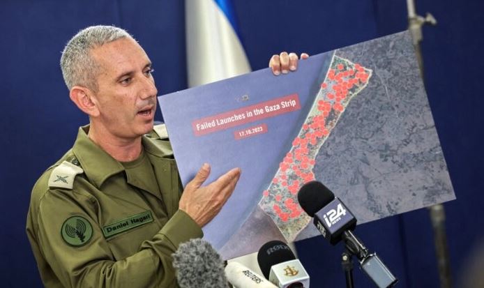 El portavoz del ejército israelí, contralmirante Daniel Hagari, habla con la prensa desde La Kirya, que alberga el ministerio de Defensa israelí, en Tel Aviv, Israel, el 18 de octubre de 2023. (Gil Cohen-Magen/AFP vía Getty Images)