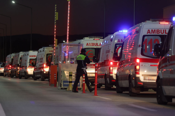 Ambulancias esperan a la entrada de las instalaciones de Industrias Aeroespaciales Turcas tras un atentado el 23 de octubre de 2024 en Ankara, Turquía. El presidente turco, Regip Tayyip Erdogan, anunció muertos y heridos (Serdar Ozsoy/Getty Images)