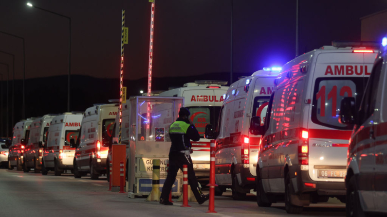 Ambulancias esperan a la entrada de las instalaciones de Industrias Aeroespaciales Turcas tras un atentado el 23 de octubre de 2024 en Ankara, Turquía. El presidente turco, Regip Tayyip Erdogan, anunció muertos y heridos (Serdar Ozsoy/Getty Images)