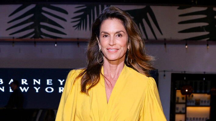 Cindy Crawford asiste a la celebración de Ketel One Vodka, Tequila Don Julio y Mr Black Cold Brew Coffee Liqueur en Miami Art Basel en la Fiesta de Aniversario de Barneys New York en Nobu Miami, en Miami Beach, Florida, el 9 de diciembre de 2023. Dimitrios (Kambouris/Getty Images para Ketel One). 