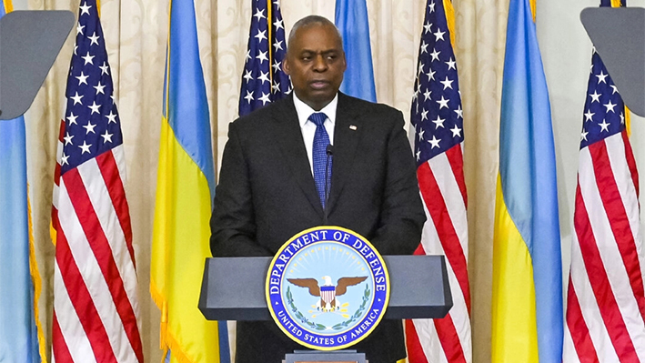 El secretario de Defensa de EE. UU., Lloyd Austin, habla en una rueda de prensa tras su reunión con el presidente ucraniano y funcionarios ucranianos, en Kiev, el 21 de octubre de 2024. (Sergei Olexandrov/AFP vía Getty Images)