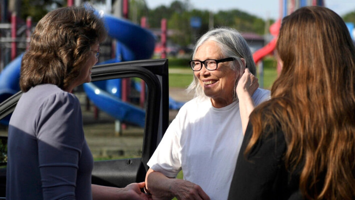 Sandra Hemme (C) se reúne con su familia y simpatizantes después de ser liberada del Centro Correccional de Chillicothe en Chillicothe, Mississippi, el 19 de julio de 2024. (HG Biggs/The Kansas City Star vía AP)