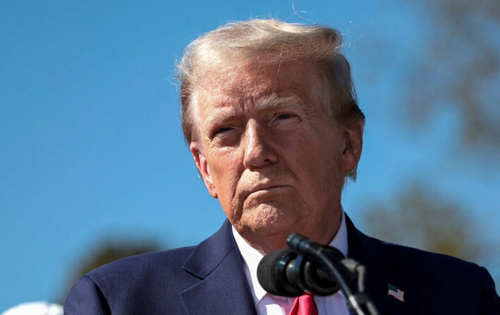 El candidato presidencial republicano, el expresidente estadounidense Donald Trump, pronuncia un discurso durante su visita a un barrio afectado por el huracán Helene, en Swannanoa, Carolina del Norte, el 21 de octubre de 2024. (Win McNamee/Getty Images)