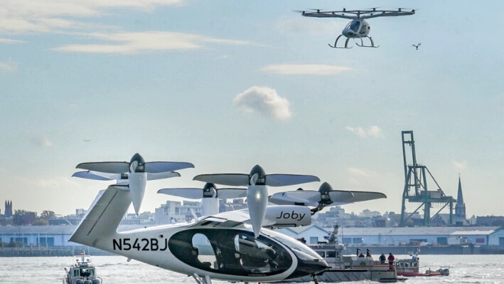 Un avión eléctrico de despegue y aterrizaje vertical (eVTOL) vuela sobre el avión Joby eVTOL, durante una demostración de eVTOL en Nueva York el 13 de noviembre de 2023. (Bebeto Matthews/AP Photo)