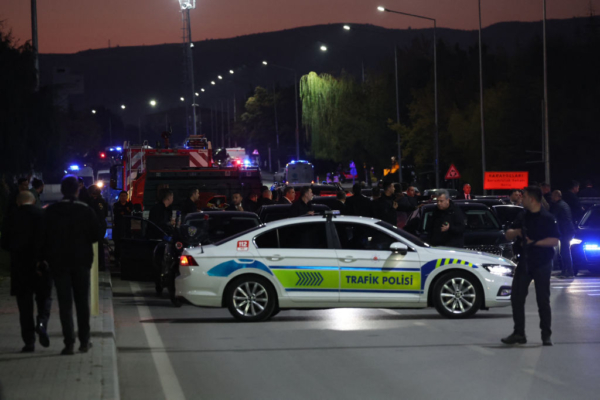 Agentes de policía turcos aseguran parte de una carretera principal en Kahramankazan, a unos 40 kilómetros (25 millas) al norte de Ankara, el 23 de octubre de 2024, en las inmediaciones del edificio de las Industrias Aeroespaciales Turcas (TAI), después de que una gran explosión frente a la sede dejara varios «muertos y heridos», dijo el ministro del Interior de Turquía, describiéndolo como un «ataque terrorista» (Adem Altan / AFP vía Getty Images)