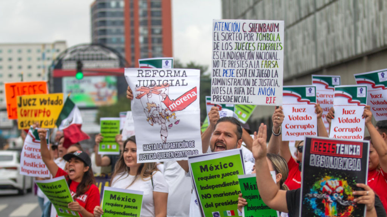 Trabajadores judiciales participan en una protesta contra la reforma judicial afuera del Centro Internacional de Negocios en Monterrey, Nuevo León, México, el 22 de octubre de 2024. (Julio Cesar Aguilar/AFP vía Getty Images)