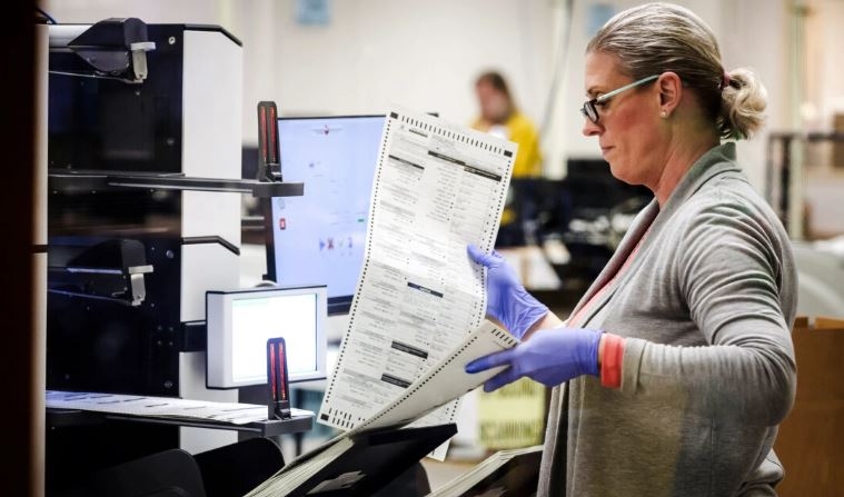 Un trabajador electoral escanea los votos por correo en el Centro de Tabulación y Elecciones del Condado de Maricopa en Phoenix el 7 de noviembre de 2022. (Justin Sullivan/Getty Images)