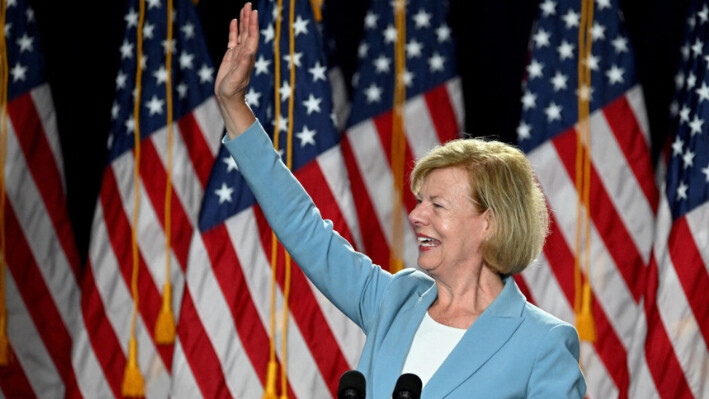 La senadora estadounidense Tammy Baldwin (D-Wis.) hace un gesto durante un evento de campaña en West Allis Central High School, en West Allis, Wisconsin, el 23 de julio de 2024. (Vincent Alban/Reuters)