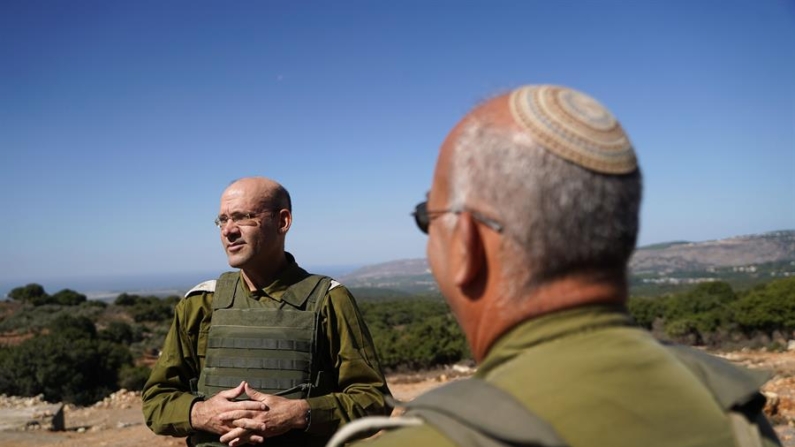 El jefe de Operaciones de la segunda brigada del Ejército de Israel, Ariye Hominer, conversa con la prensa en el norte de Israel, muy cerca de la frontera con Líbano. EFE/ Alejandro Ernesto