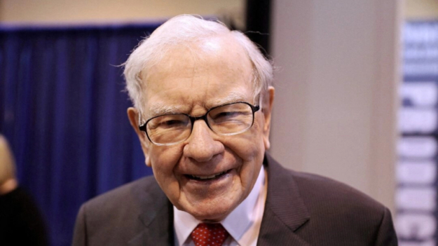 Warren Buffett dice que no está apoyando a ningún candidato y lanza una advertencia sobre los impostores