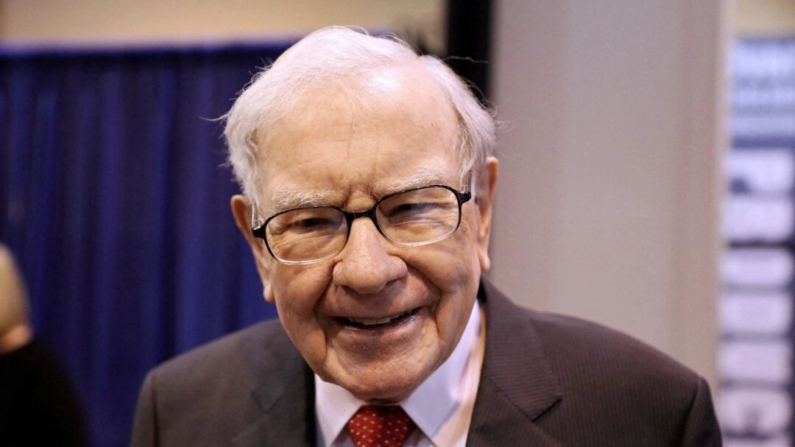 El presidente de Berkshire Hathaway, Warren Buffett, camina por la sala de exposiciones mientras los accionistas se reúnen para escuchar al multimillonario inversor en la reunión anual de accionistas de Berkshire Hathaway Inc. en Omaha, Nebraska, el 4 de mayo de 2019. (Scott Morgan/Reuters)