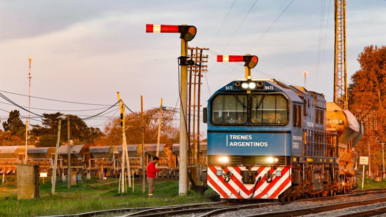 Fotografía del 21 de agosto de 2024 de un tren de la empresa estatal Trenes Argentinos, en la ciudad de Villa Constitución, provincia de Santa Fe (Argentina). EFE/ Juan Ignacio Roncoroni