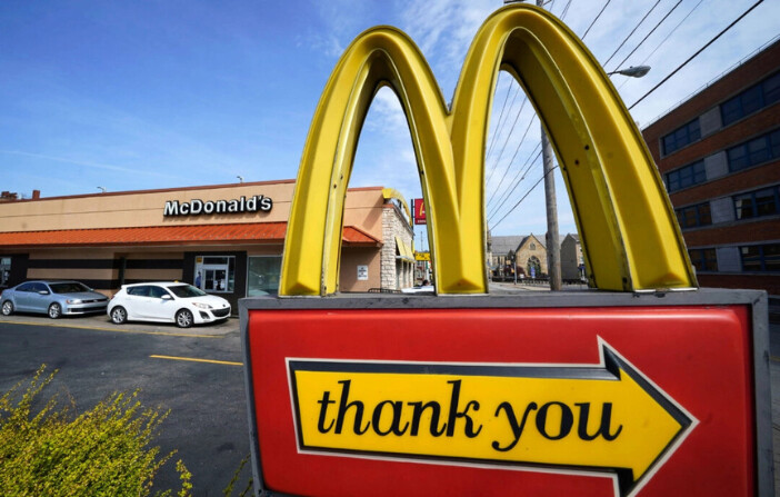 Un cartel frente a un restaurante McDonald's en Pittsburgh el 23 de abril de 2022. (Gene J. Puskar/Foto AP).