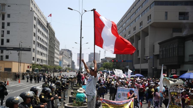 Un hombre grita durante un paro convocado por gremios de transporte y comercio el 23 de octubre de 2024, frente al Congreso Nacional en Lima (Perú). EFE/ Paolo Aguilar