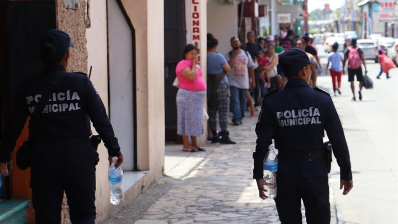 Policías municipales patrullan las calles del municipio de Tapachula el 23 de octubre de 2024, en el estado de Chiapas (México). EFE/Juan Manuel Blanco