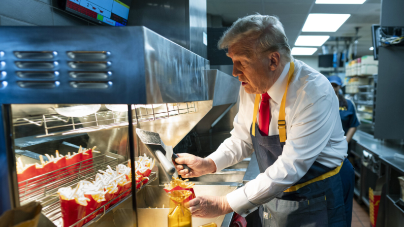 El candidato presidencial republicano, el ex presidente Donald Trump, trabaja detrás del mostrador durante un evento de campaña en un restaurante McDonald's. (Doug Mills-Pool/Getty Images)