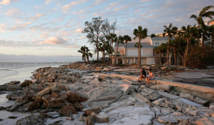 Jóvenes de Sarasota, Florida, visitan una playa familiar en Siesta Key, Florida, el 10 de octubre de 2024. (Rebecca Blackwell/AP Photo)