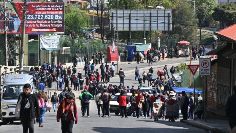 Conductores de transporte público bloquean una calle durante una huelga de transporte de 24 horas debido a la escasez de combustible en La Paz (Bolivia) el 23 de octubre de 2024. (Aizar Raldes/AFP vía Getty Images)