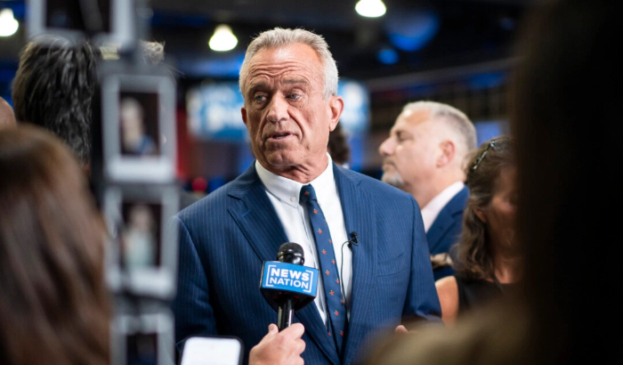 Robert F. Kennedy Jr. habla con los periodistas antes del debate presidencial entre el candidato republicano, el expresidente Donald Trump, y la candidata demócrata, la vicepresidenta Kamala Harris, en Filadelfia el 10 de septiembre de 2024. (Madalina Vasiliu/The Epoch Times)