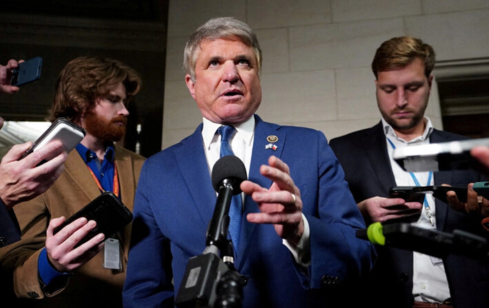 El representante estadounidense Michael McCaul (R-Texas) habla con periodistas en el edificio de oficinas de Longworth House, en el Capitolio de EE.UU., el 11 de octubre de 2023. (Kevin Lamarque/Reuters)