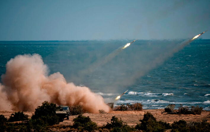 Tropas de China, Rusia, Irán, Pakistán y Birmania lanzan cohetes desde sistemas de misiles durante los ejercicios militares "Cáucaso-2020" en el campo de tiro de Turali, en la costa del mar Caspio, en la República de Daguestán, en el sur de Rusia, el 23 de septiembre de 2020. (Dimitar Dilkoff/AFP vía Getty Images)