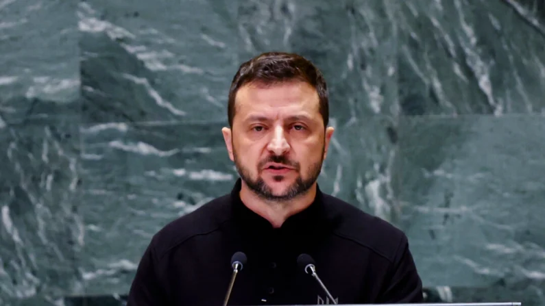 El presidente de Ucrania, Volodímir Zelenski, se dirige a los líderes mundiales durante la Asamblea General de las Naciones Unidas (AGNU) en la sede de la ONU el 25 de septiembre de 2024, en Nueva York. (Spencer Platt/Getty Images)
