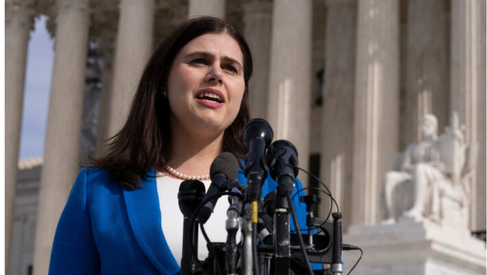 La secretaria de Estado de Colorado, Jena Griswold, habla ante el Tribunal Supremo de EE UU en Washington el 8 de febrero de 2024. (Manuel Balce Ceneta/Foto AP).