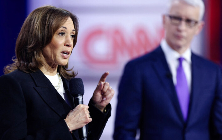 La vicepresidenta estadounidense y candidata presidencial demócrata, Kamala Harris, habla durante un foro de CNN moderado por el presentador de televisión Anderson Cooper (derecha), en Aston, Pensilvania, el 23 de octubre de 2024. (Charly Triballeau/AFP vía Getty Images)