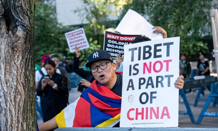 Los tibetanos protestan frente a la sede de las Naciones Unidas en la ciudad de Nueva York, el 20 de septiembre de 2023. (Chung I Ho/The Epoch Times)