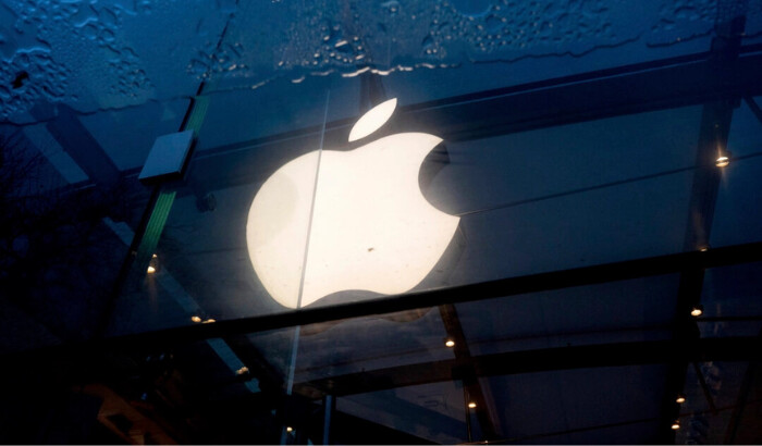 Un logotipo de Apple cuelga en una tienda Apple de Palo Alto, California, el 2 de febrero de 2024. (The Canadian Press/AP Foto, Noah Berger)