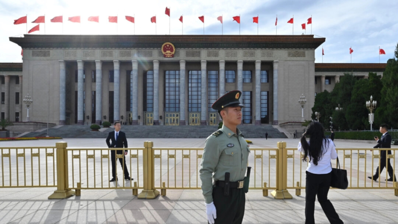 Agentes de seguridad montan guardia ante el Gran Salón del Pueblo antes de una recepción para celebrar el 75 aniversario del gobierno del Partido Comunista, en Beijing, el 30 de septiembre de 2024. (Adek Berry/AFP vía Getty Images)