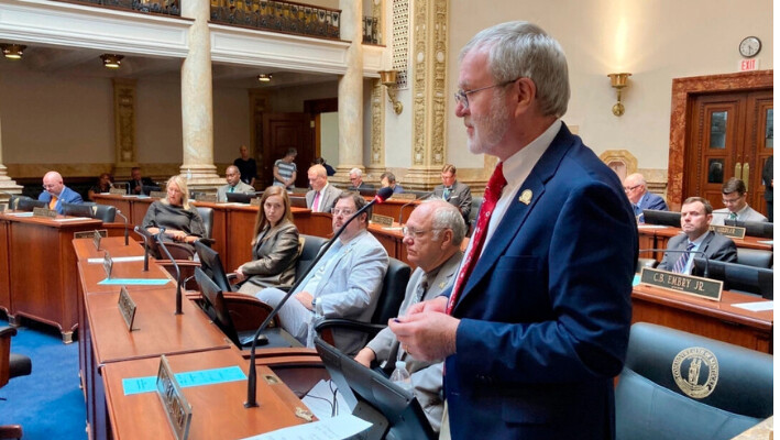 El senador del estado de Kentucky Johnnie Turner, delante, da un discurso en Frankfort, Kentucky, el 25 de agosto de 2022. (Bruce Schreiner/Foto AP).