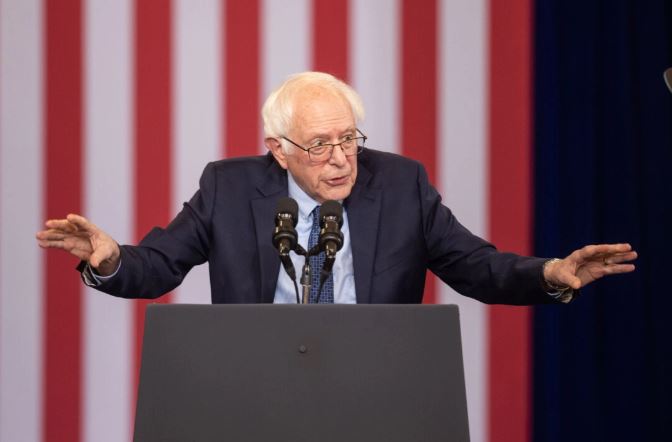 El senador Bernie Sanders (I-VT) pronuncia un discurso en el NHTI Concord Community College ante el presidente Joe Biden en Concord, New Hampshire, el 22 de octubre de 2024. (Scott Eisen/Getty Images)