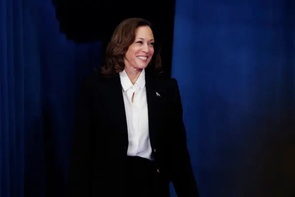 La candidata presidencial demócrata y vicepresidenta Kamala Harris sube al escenario durante un mitin de campaña en el Williams Arena del Minges Coliseum, en el campus de la Universidad de Carolina del Este en Greenville, Carolina del Norte, el 13 de octubre de 2024. (Chip Somodevilla/Getty Images)